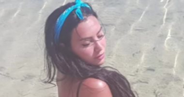 صور.. هكذا تقضى ميرهان حسين إجازة الصيف على البحر