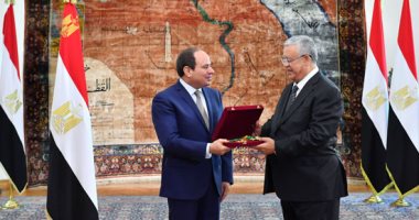 السيسى يمنح وسام الجمهورية من الطبقة الأولى للمستشار حنفى على جبالى