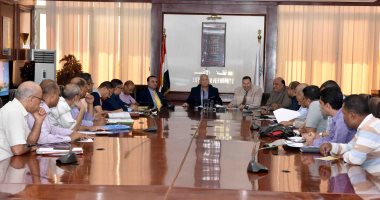صور.. محافظ الأقصر يستعرض الخطة الاستثمارية للعام المالى الحالى