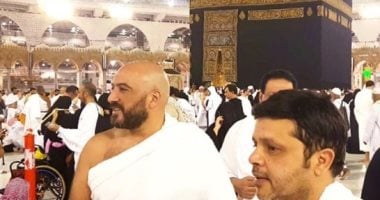 هنيدى ومجدى الهوارى يؤديان العمرة بعد عرض "3 أيام فى الساحل" بالسعودية