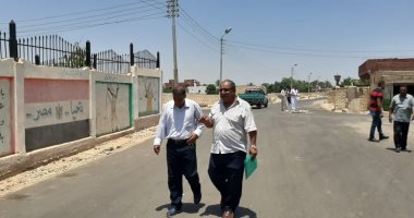 صور.. الانتهاء من مد 3 كيلو طرق جديدة بقرية 6 أكتوبر فى شمال سيناء