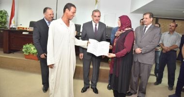 صور.. محافظ أسيوط يسلم 10 عقود تقنين أراض ويطالب بتكثيف الجهود للإسراع بالمنظومة