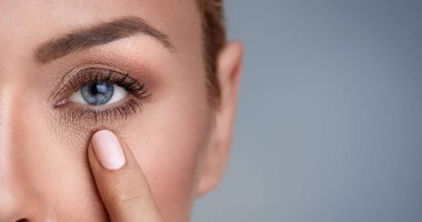 عشان منطقة أسفل العين حساسة.. ماسكات طبيعية للعناية بها