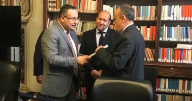 صور.. محافظ الإسكندرية يغادر لإيطاليا لبحث التعاون الثقافى وتبادل المعارض الأثرية