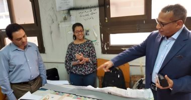 صور.. رئيس جامعة الأقصر يتفقد مشروعات التخرج لطلاب كلية الفنون الجميلة