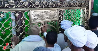 صور.. آلاف المحبين يؤدون صلاة الجمعة فى رحاب السلطان الفرغل 