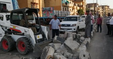 صور.. رئيس مدينة الأقصر يقود جولة لمتابعة أعمال تطوير شارع العوامية