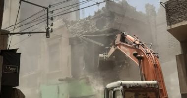 صور.. إزالة عقار آيل للسقوط بشارع الديرى بنى سويف