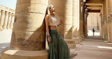 زوجة فيدال نجم برشلونة بين أحضان الفراعنة فى معابد أسوان