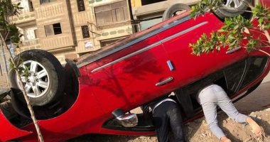 صور.. إصابة شخصين فى حادث انقلاب سيارة ملاكى بالمحلة