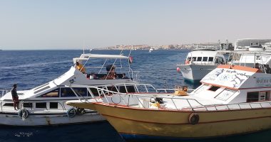 شاهد.. انطلاق اللنشات البحرية لمناطق الغوص من الميناء السياحى بالغردقة