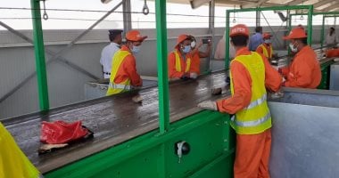 مسؤلو البيئة يتفقدون مصنع المخلفات ويوزعون اكياس بديلة للبلاستيك بسوق الغردقة