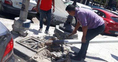صور .. سقوط لوحة إعلانات دون إصابات شرق الاسكندرية