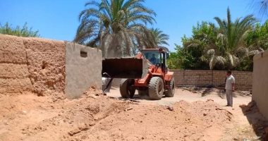  محافظ الشرقية يأمر بفتح شارع مغلق بين مزرعتين للإنتاج الحيواني بقرية المُلاك بالشرقية
