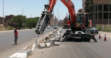 صور.. مدينة الأقصر ترفع 100 طن تراكمات وتواصل تركيب بلاط الإنترلوك بالشوارع الفرعية