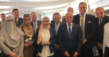 صور.. محافظ بور سعيد يكرم أطباء طب الأسرة قبل مغادرتهم إلى لندن