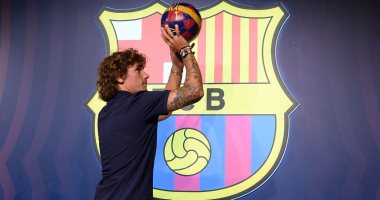 فيديو.. جريزمان يصل برشلونة ويستعرض مهاراته بالكرة