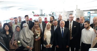محافظ بورسعيد يلتقى الدفعة الثانية من أطباء منظومة التأمين المتجهين إلى لندن