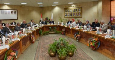 صور.. محافظ أسيوط يشارك فى اجتماع مجلس الجامعة
