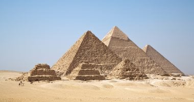 "الآثار" تحيل زائرا أجنبيا لشرطة السياحة لتسلقه الهرم الأكبر