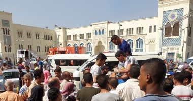 اروى عطشك يا حران.. شباب يوزعون العصائر مجانا فى ميدان رمسيس.. صور