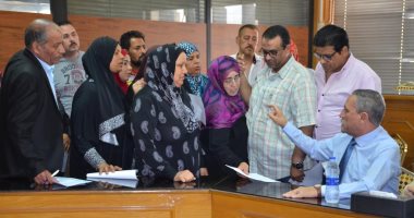 صور .. محافظ الإسماعيلية يؤكد على ضرورة حل مشاكل المواطنين وفقا للقانون