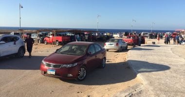 قارئ يشكو الفوضى بشاطئ عجيبة بمرسى مطروح وصعود السيارات على الرصيف