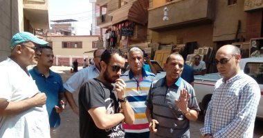 صور.. رئيس مدينة المحلة يتابع اعمال تطهير مصرف شبرا ملكان بعد غرق قرية عياش بمياه الصرف الصحى 
