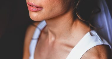 لو بدأت التجاعيد تظهر فى وشك.. اعرفى طريقة عمل كريم النيم