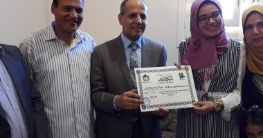   وكيل تعليم الفيوم يكرم الثانية علي الجمهورية بالثانوية العامة 