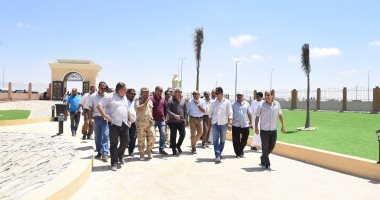 صور..محافظ مطروح يتفقد شاطئ وحمام كليوباترا والمصطافين يشيدون بأعمال التطوير