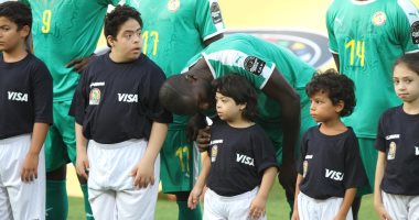 صور.. السنغال ضد تونس.. نجم أسود التيرانجا يداعب أحد أطفال الاحتياجات الخاصة