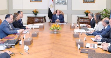 "الشعب يستفيد من عوائد التنمية".. السيسى يوجه بمواصلة التركيز على تعزيز الطفرات فى القطاعات الإنتاجية واستمرار العمل على خفض الدين العام وعجز الموازنة.. ويؤكد: المؤشرات الإيجابية تحققت بعطاء ووعي وصبر المصريين