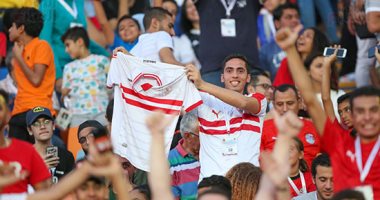 صور.. جماهير الأهلى والزمالك حاضرون بقوة فى مباراة الجزائر ونيجيريا