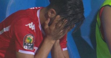 صور ..ساسى يبكى حزنا على خسارة تونس أمام السنغال