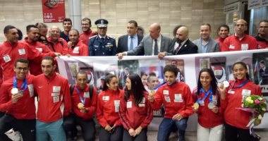 صور .. وفد من وزارة الرياضة فى استقبال الخماسى الحديث بمطار القاهرة 