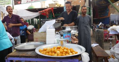 صور .. حكاية "عم على" أشهر بائع زلابيا ومشبك وفطير بمولد السلطان الفرغل