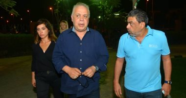 أشرف زكى وروجينا وإياد نصار والسعدنى فى عزاء والدة داليا مصطفى.. صور