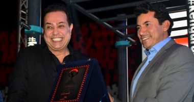 وزير الرياضة يكرم النجم العالمى حكيم فى احتفالية مبادرة "خليك رياضى" برعاية السيسى.. صور