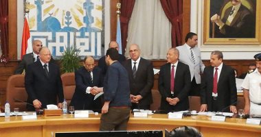 محافظة القاهرة تسلم 11 عقدا لمستثمرى شق الثعبان و19 لتقنين الأراضى