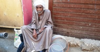 صور.. حكاية عم "خطاب" صاحب الـ 90 عامًا أقدم صنايعى إصلاح "شماسى" فى قنا