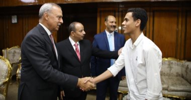 صور .. محافظ قنا يكرم الثانى مكرر على مستوى الجمهورية بالثانوية العامة 
