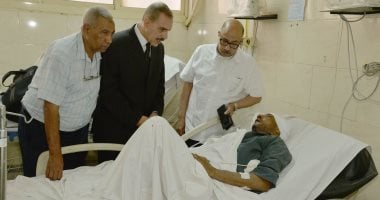 صور.. محافظ أسيوط يزور مصابى حادث طريق أسيوط القاهرة الزراعى