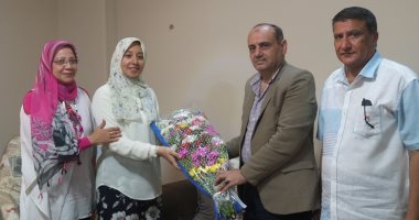 وكيل تعليم سوهاج يهنئ أسرة هاجر الأولى فى الثانوية العامة ..صور