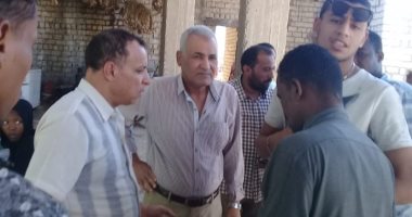 صور.. رئيس مدينة إسنا يوزع وجبات على 48 سودانيًا تعطلت حافلتهم بالطريق الصحراوى