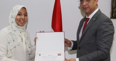 صور.. محافظ سوهاج يكرم الطالبة "هاجر" الأولى علمى علوم على مستوى الجمهورية