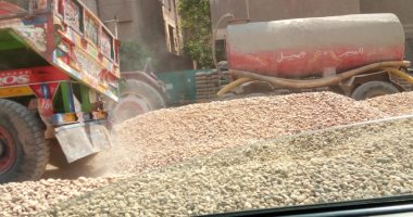 اضبط مخالفة.. غلق شارع رئيسى بمواد البناء يثير غضب المواطنين بالمحلة "صور"