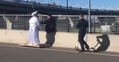 "التكنولوجيا VS الخيال".. شرطى على "سكوتر" يلاحق علاء الدين على "سجادته"