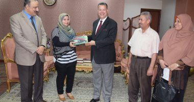 صور.. محافظ بنى سويف يكرم ثانى الجمهورية فى الثانوية العامة ويهديها "تابلت"
