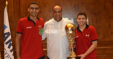 رئيس الاتحاد السكندرى يستقبل ثنائى منتخب السلة بعد التتويج باللقب الأفريقى